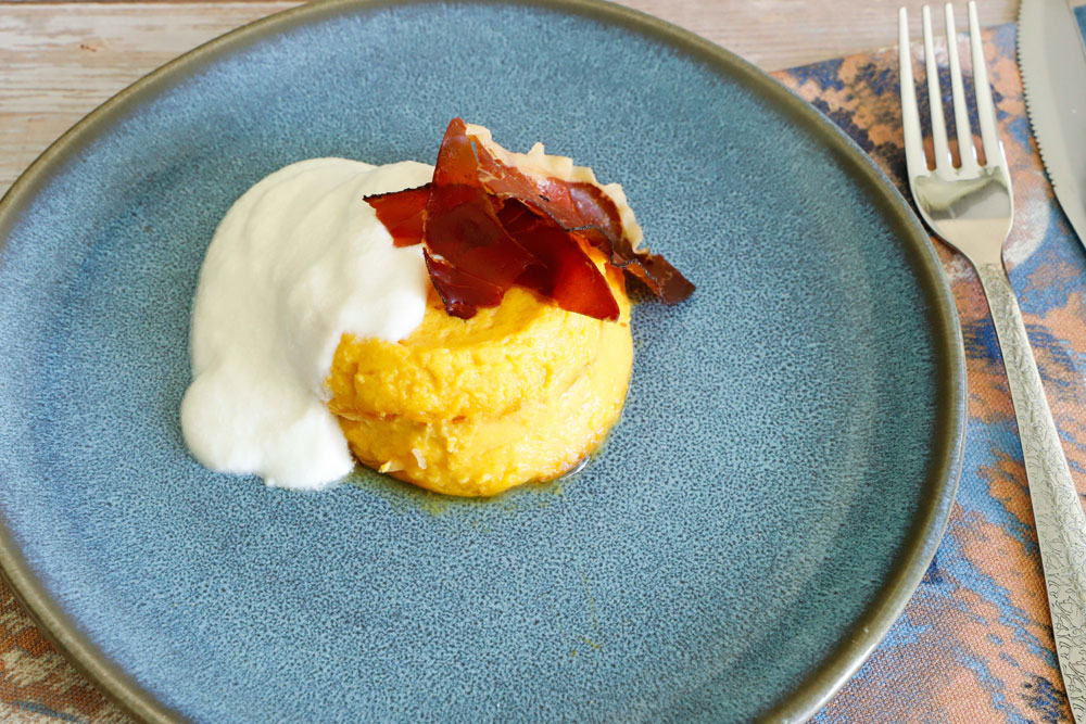 Flan di zucca con crema di formaggio allo zenzero e speck croccante